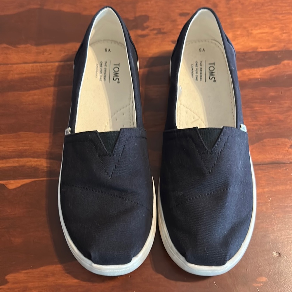 Toms slip-on shoes- Youth 5, Women’s 7